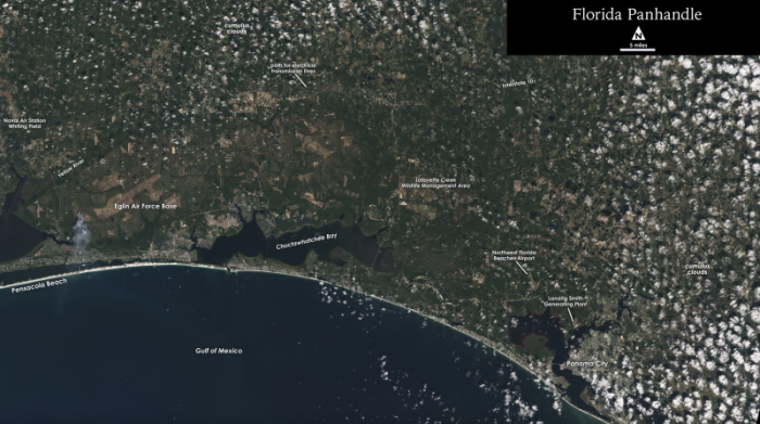 Der weiße Sand von Pensacola Beach hebt sich auf diesem Landsat 9-Bild des Florida Panhandle in den Vereinigten Staaten ab, während Panama City unter einigen popcornähnlichen Wolken zu sehen ist.